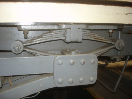 Křižíkova tramvaj č. 18 ve vozovně Slovany, listová pera podvozku (foto: Z. Šůcha - Lec, 28. 6. 2013)